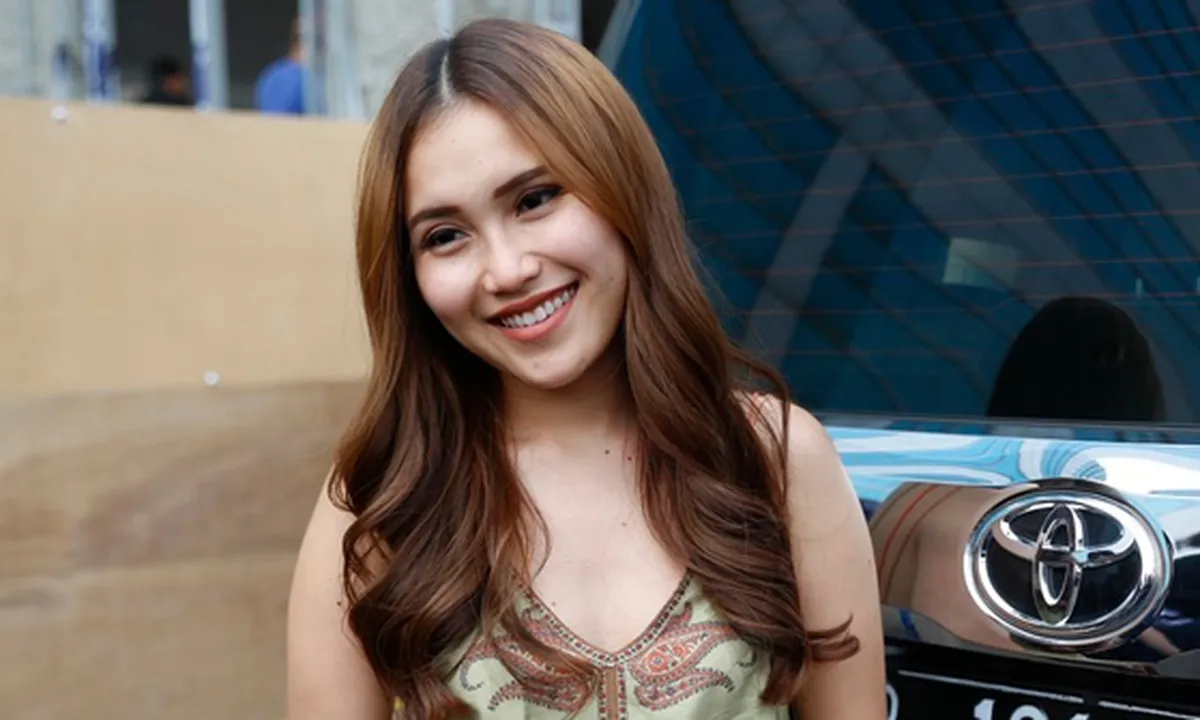 Antar Bilqis Sekolah, Ayu Ting Ting Tampil Santai Tanpa Makeup