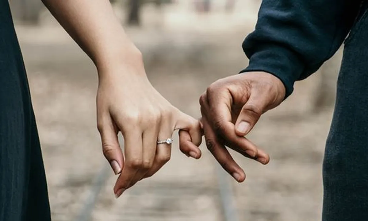 Apa Arti Sayang: Pengertian, Bedanya dengan Cinta, Beserta Contoh Panggilan Sayang ke Pasangan
