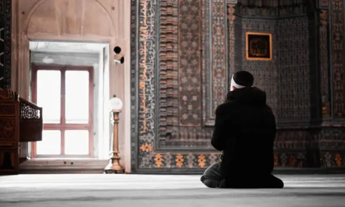 Apakah I'tikaf Wajib Dilakukan Masjid? Temukan Penjelasannya di Sini