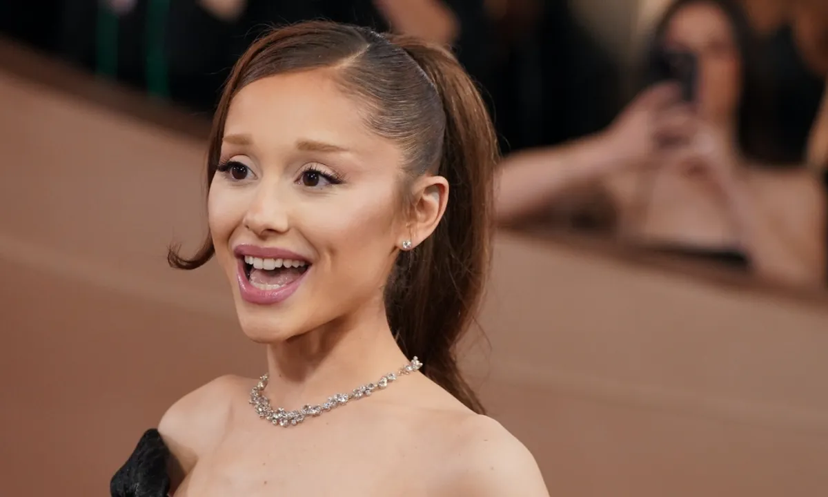 Ariana Grande Rilis Album 'petal', Tampilkan Eksperimen Suara dan Emosi