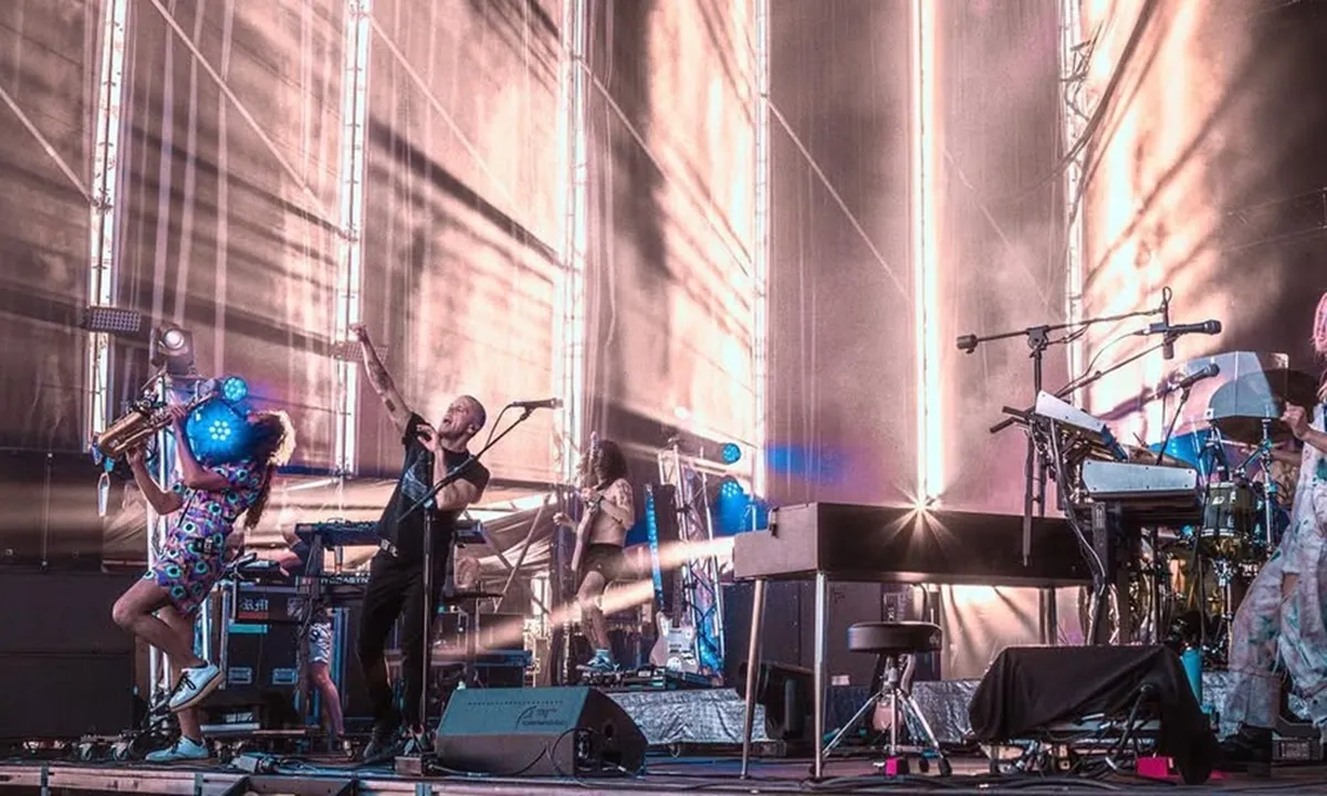 Arti dan Makna Lagu Outro - M83 yang Membuat Pendengarnya Terdiam