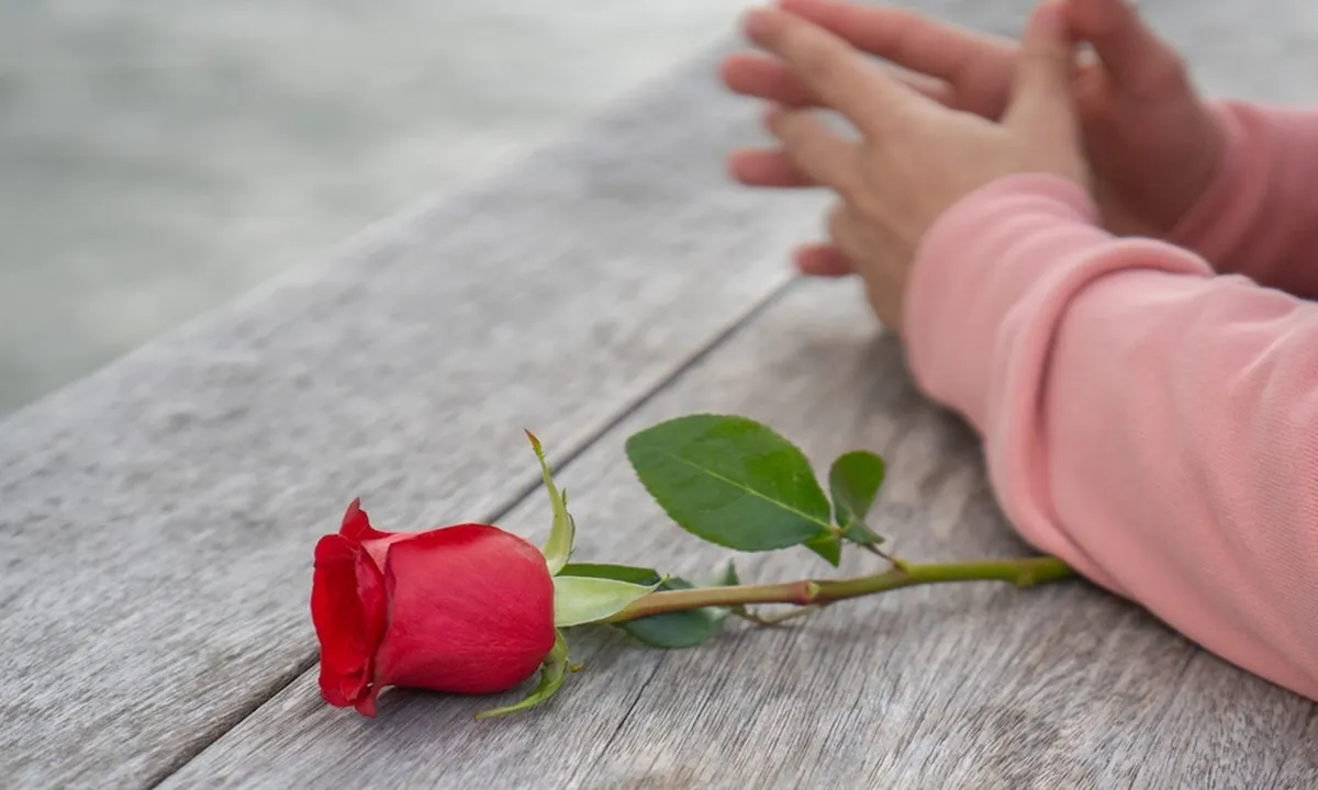 Arti Love Bombing Pada Romansa Anak Muda, Ketahui Pula Bahayanya dari Perilaku Ini