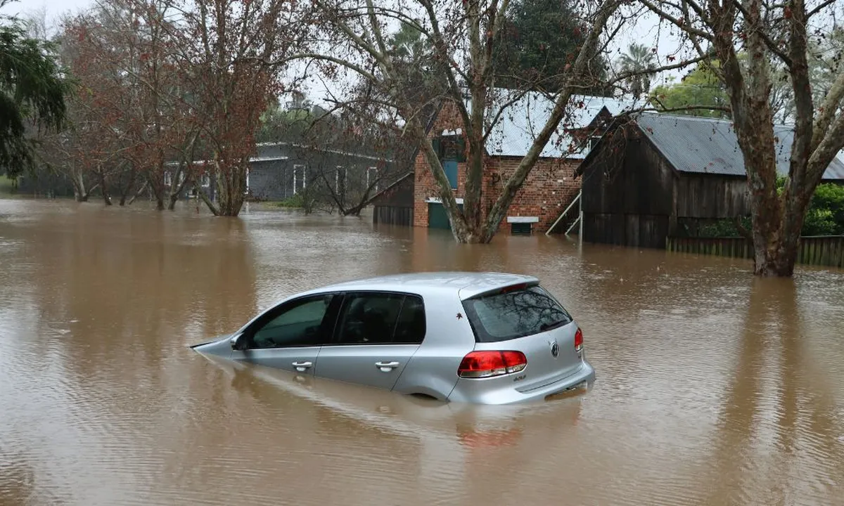 Arti Mimpi Banjir Air Jernih: Tafsir dan Makna Spiritual