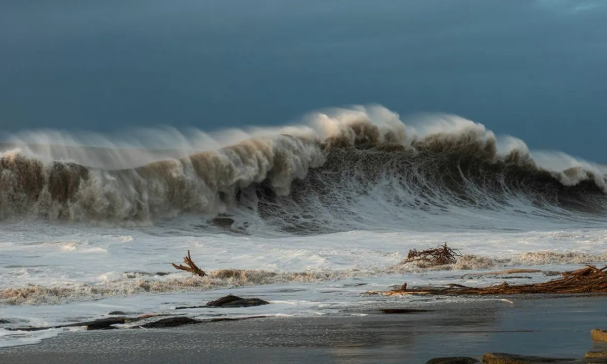 Arti Mimpi Terseret Tsunami: Makna dan Tafsir Lengkap