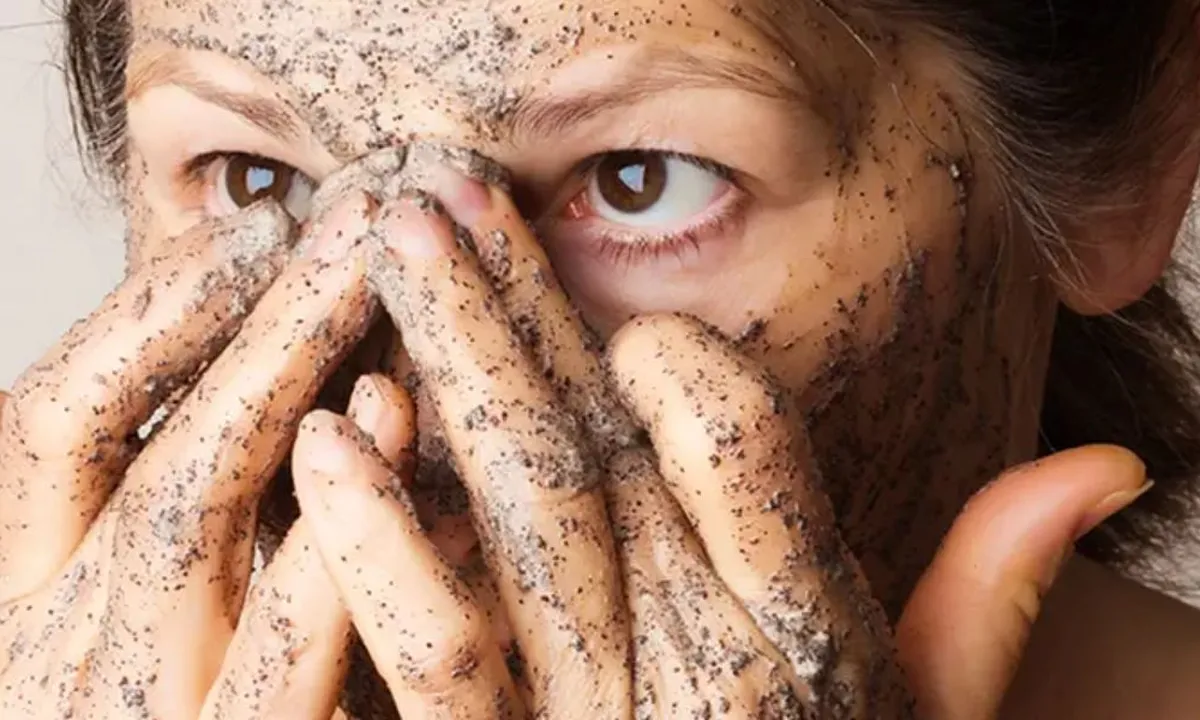 Atasi Wajah Kusam dan Belang dengan Masker Alami Kopi dan Tomat