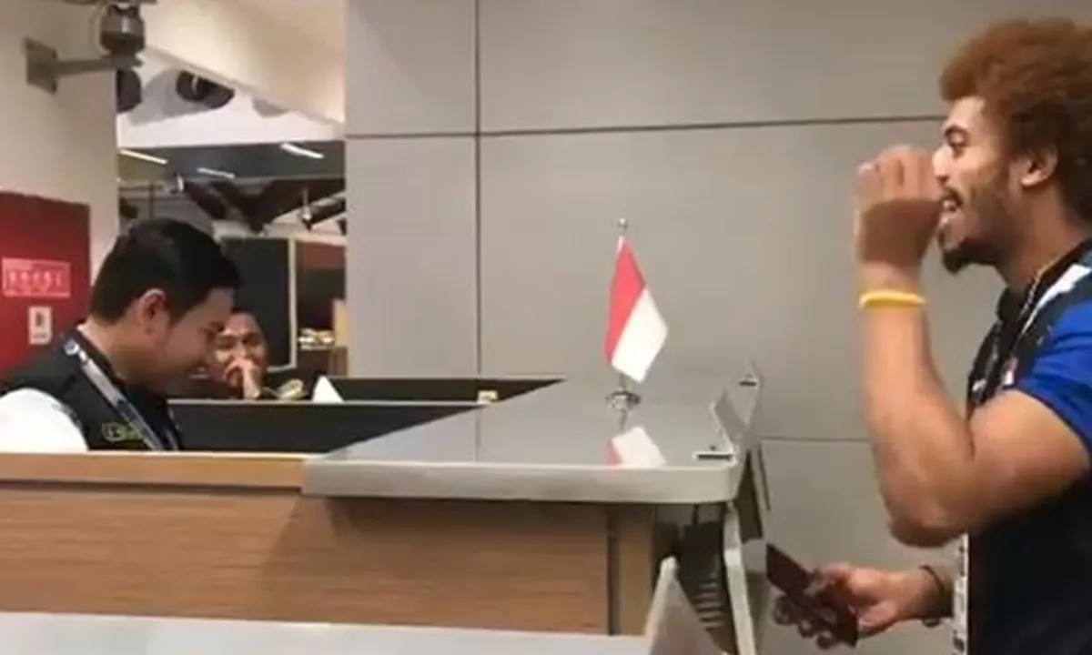 Atlet Irak Ini Nyanyikan Indonesia Raya & Puji Petugas Imigrasi