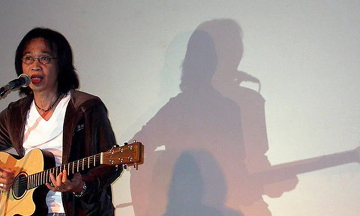 Bareng Erwin Gutawa, Mendiang Chrisye 'Sapa' Penonton Synchronize Fest 2019