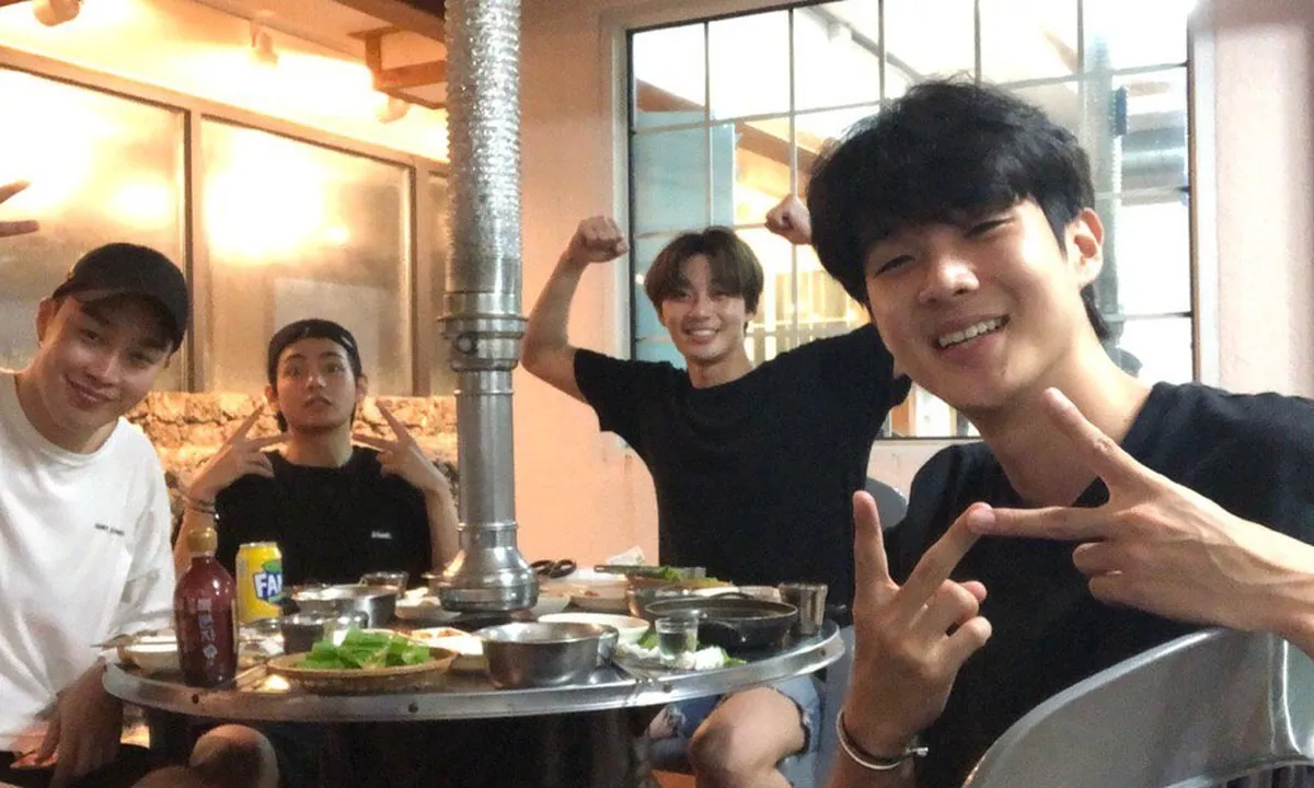 Begini Keseruan Liburan V BTS Bareng Park Seo Joon, Choi Woo Sik, dan Peakboy!