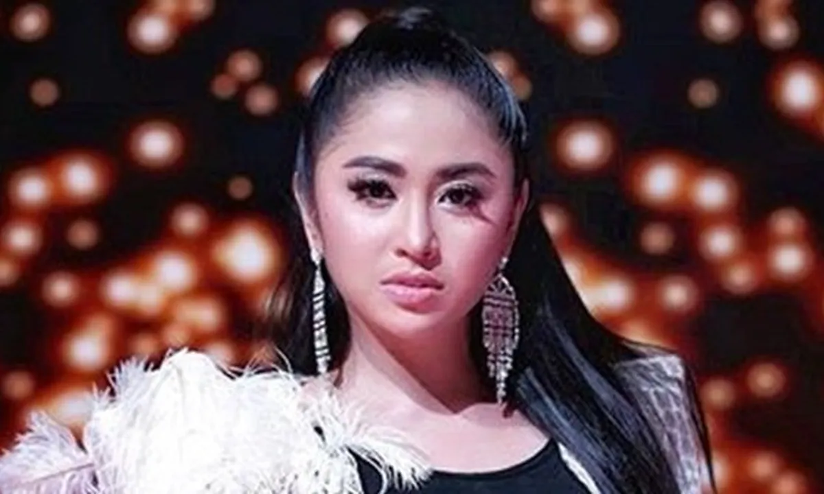 Bergetar, Dewi Perssik Goyang Kuch Kuch Hota Hai Diiringi Ustadz Shabir