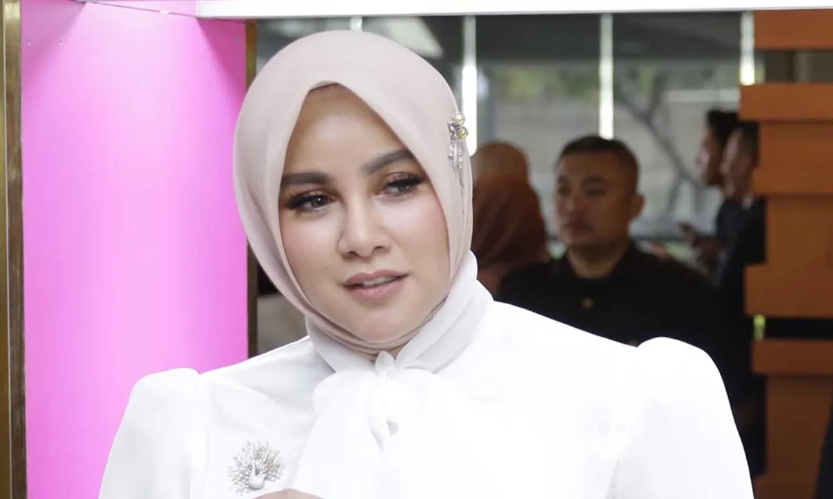 Berhijab, Olla Ramlan Tetap Bisa Tampil Kece