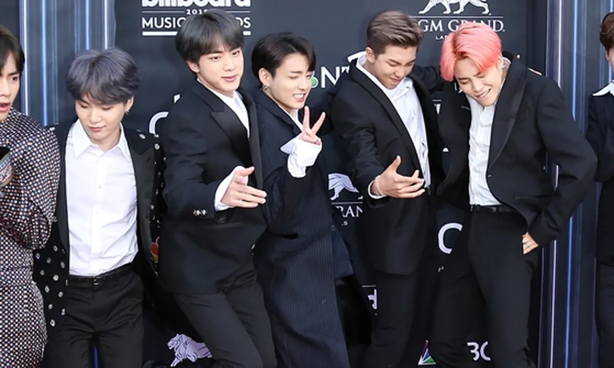 Bikin Ikut Baper, Pria Ini Lamar Kekasihnya di Tengah Konser BTS
