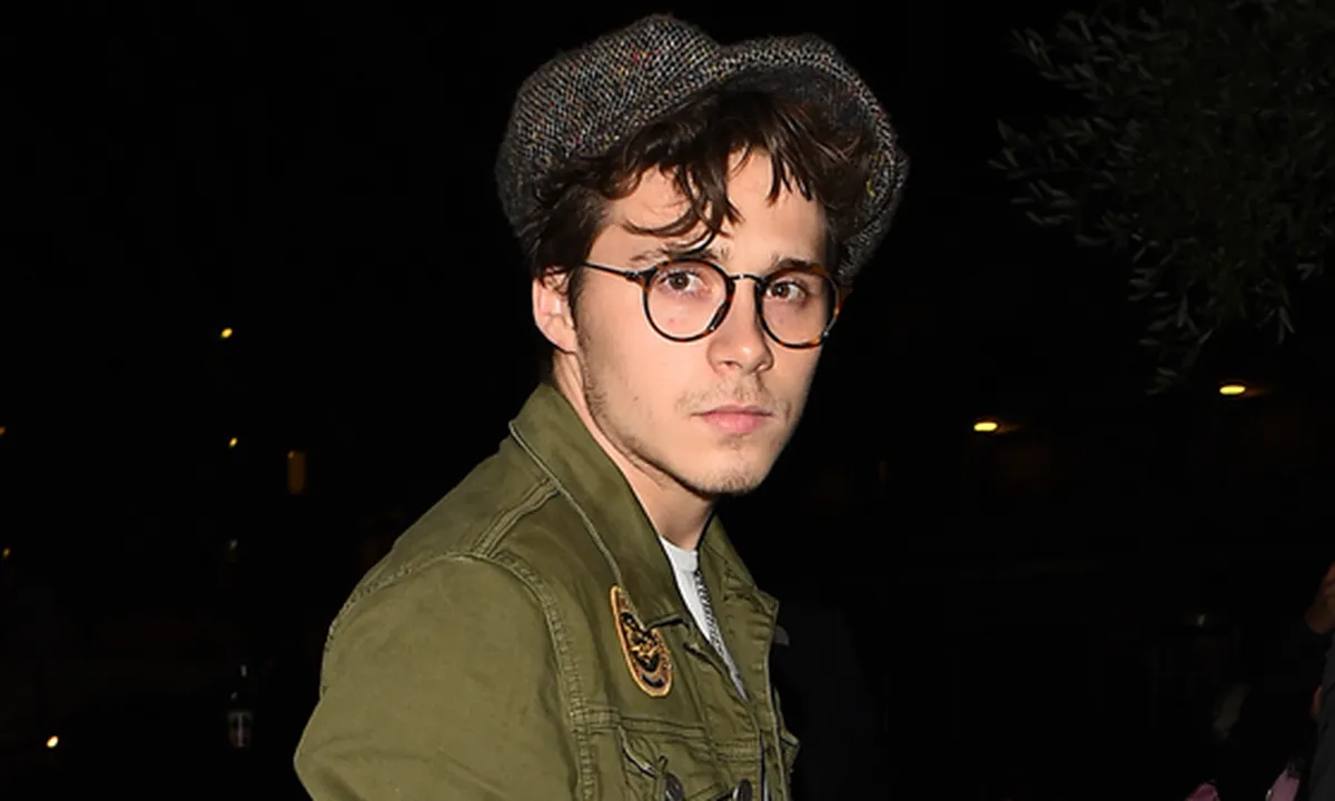 Brooklyn Beckham Tertangkap Dinner Bareng Mantan Pacar Anwar Hadid