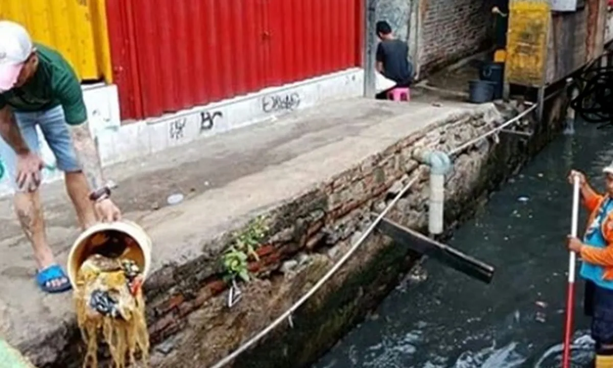 Buang Sampah Sembarangan di Kali, Pria Ini Auto Kena Karma