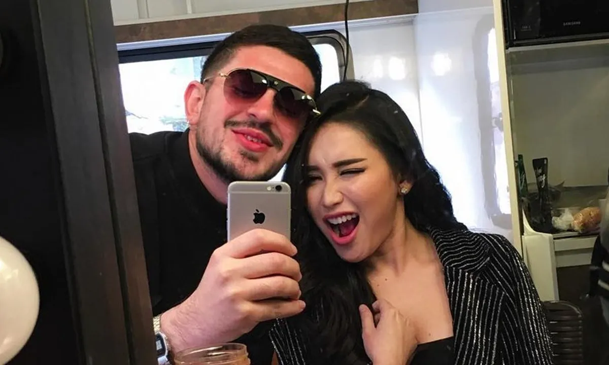 Bukan Emre atau Keremcem, Ayu Ting Ting Kepergok Dicium Pria Turki Lain