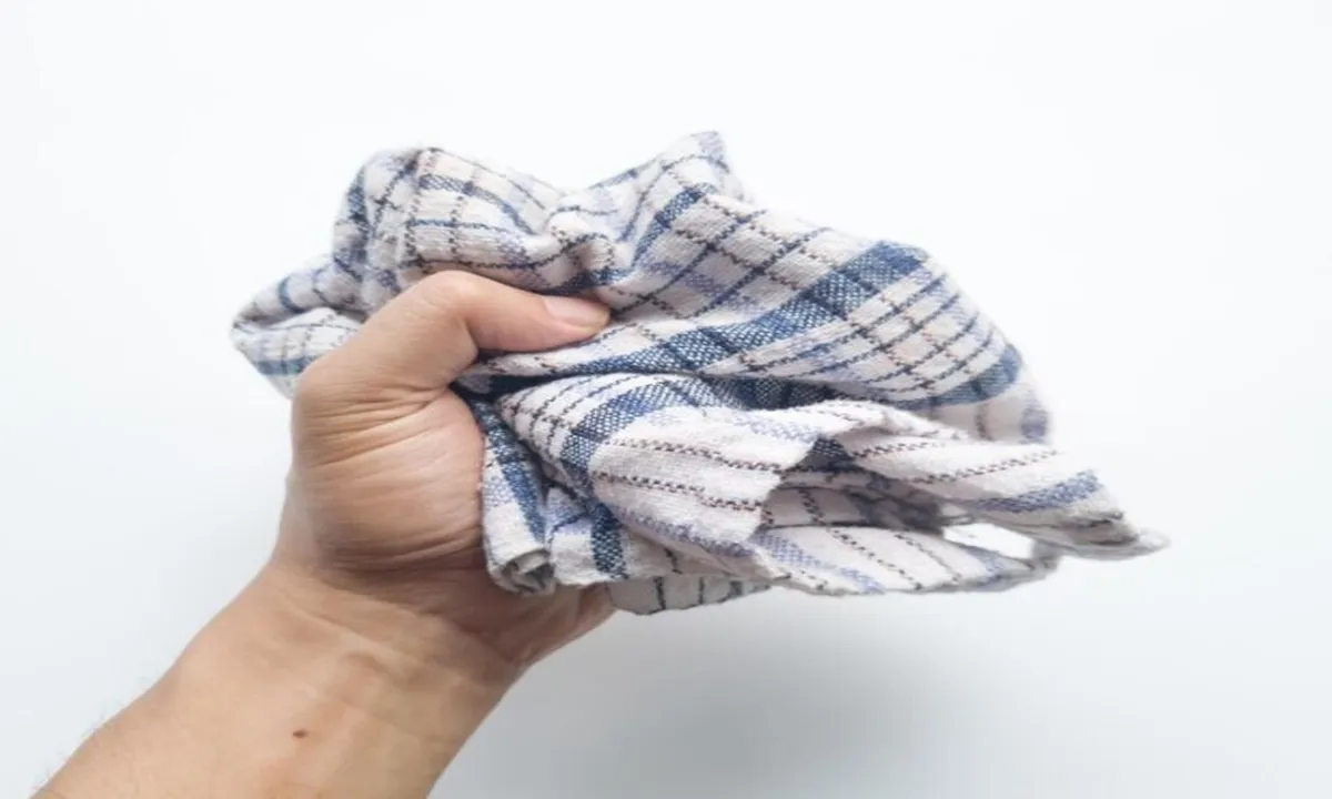 Cara Ampuh Menghilangkan Noda dan Bau Apek pada Lap Dapur
