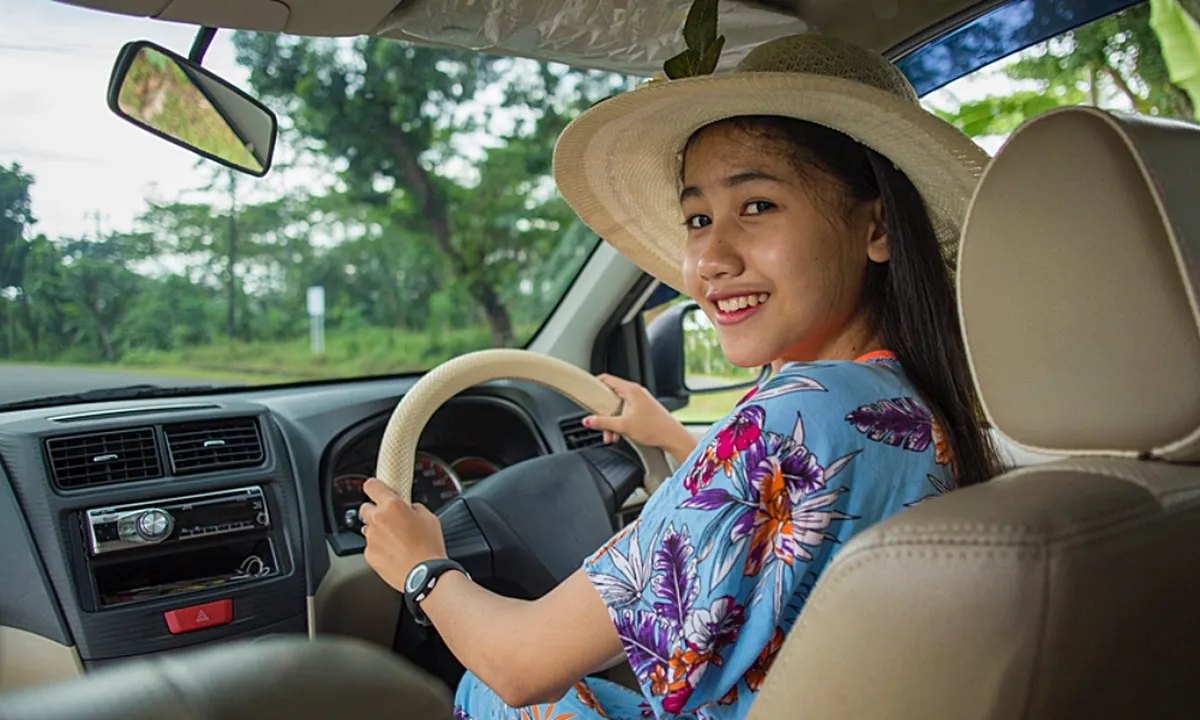 Cara Menyetir Mobil Matic Saat Macet Biar Awet!