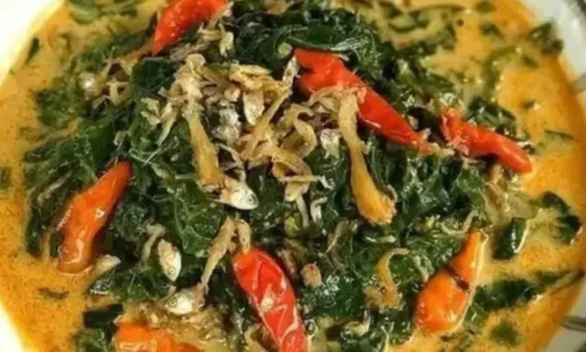 Cara Merebus Daun Singkong Empuk dan Hijau Dalam Waktu 5 Menit