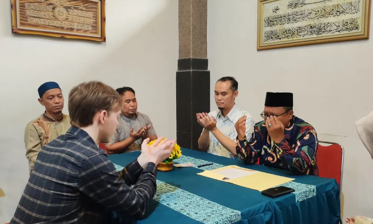 Cerita WNA Inggris Masuk Islam Setelah Kenal Mahasiswi UB