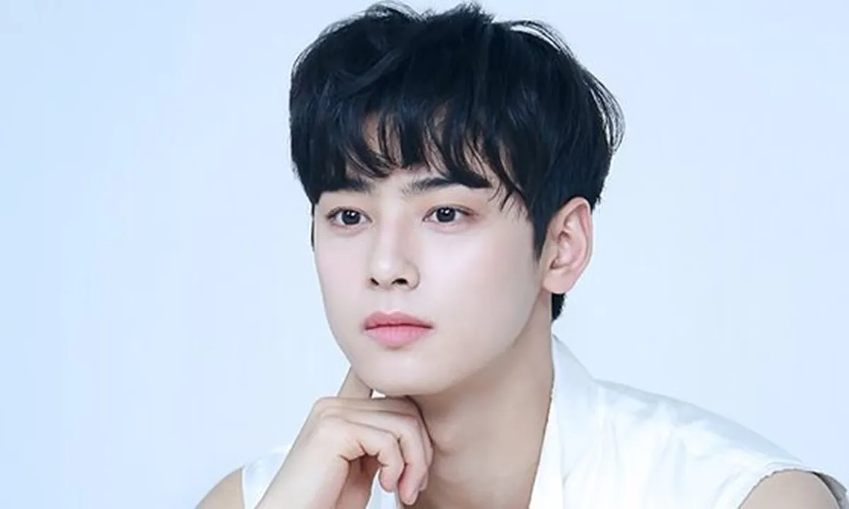 Cha Eun Woo Main Piano di Tempat Terbuka, Gantengnya Bikin Deg-Degan!