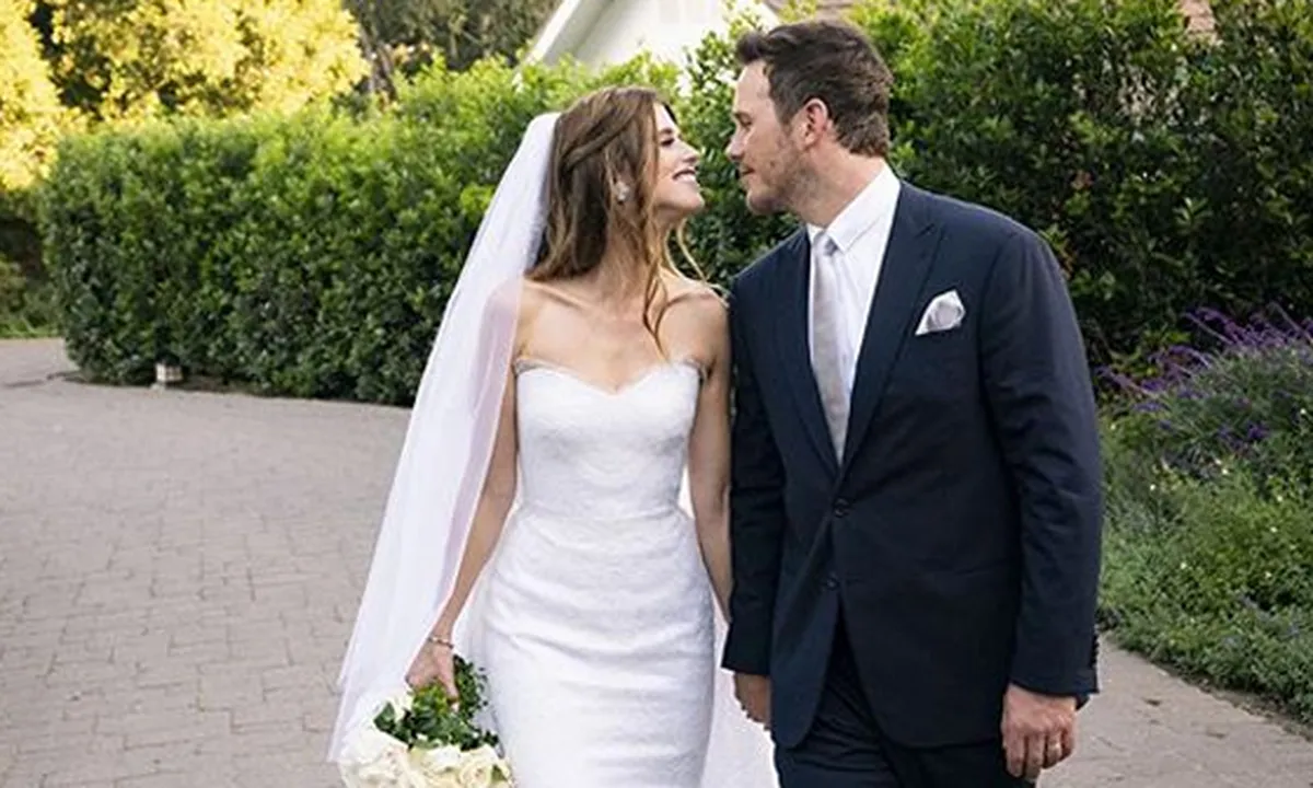 Ciuman Romantis Katherine Schwarzenegger & Chris Pratt di Hari Pernikahan