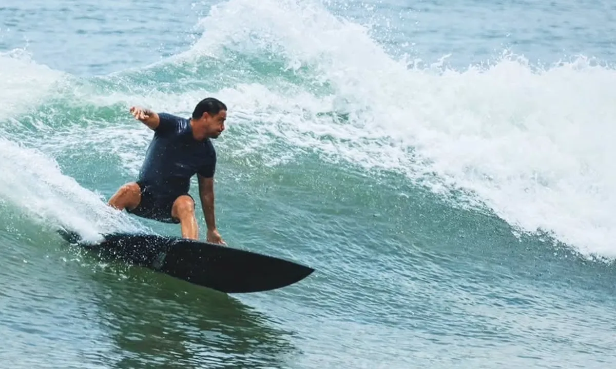 Dari Hamish Daud hingga Dwi Sasono: Saat Surfing Jadi Gaya Hidup