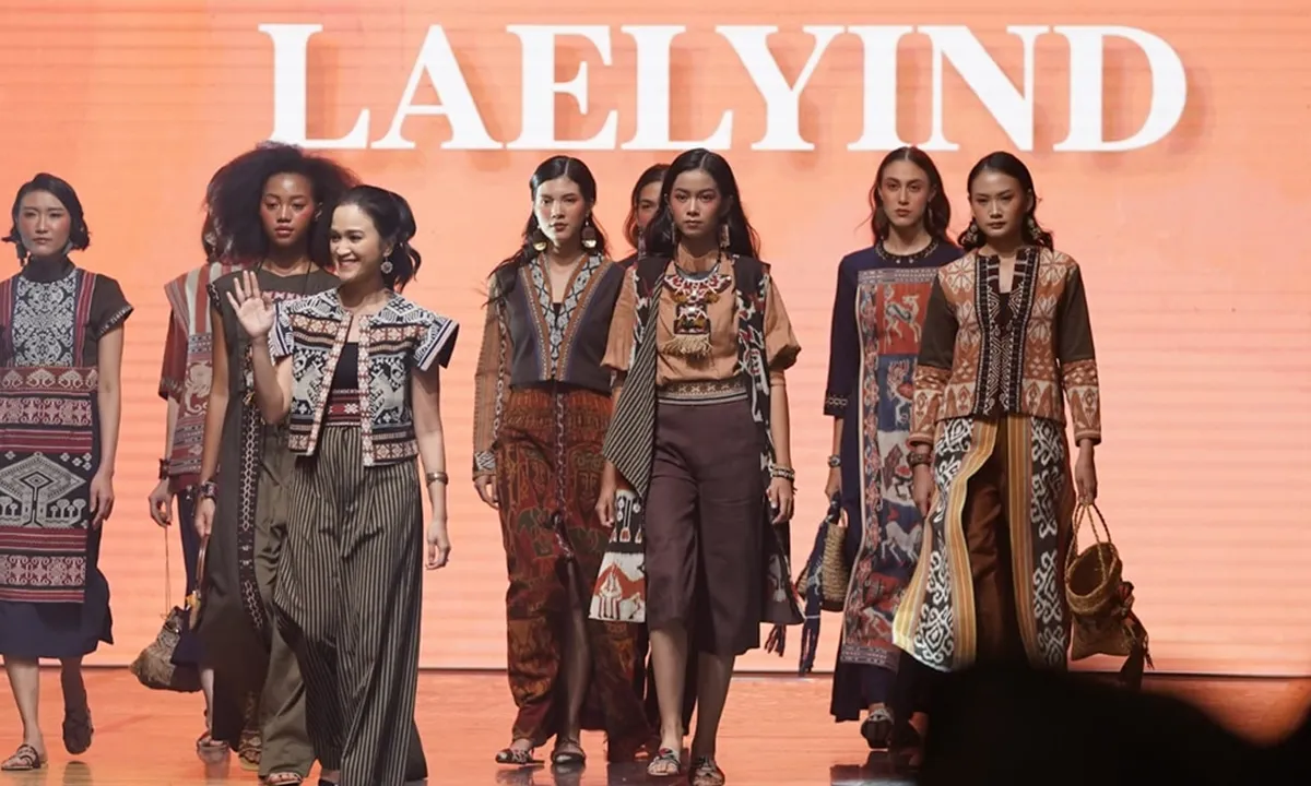 Desainer Laely Indah Lestari Rilis Koleksi Busana Ready to Wear Wastra Sumba