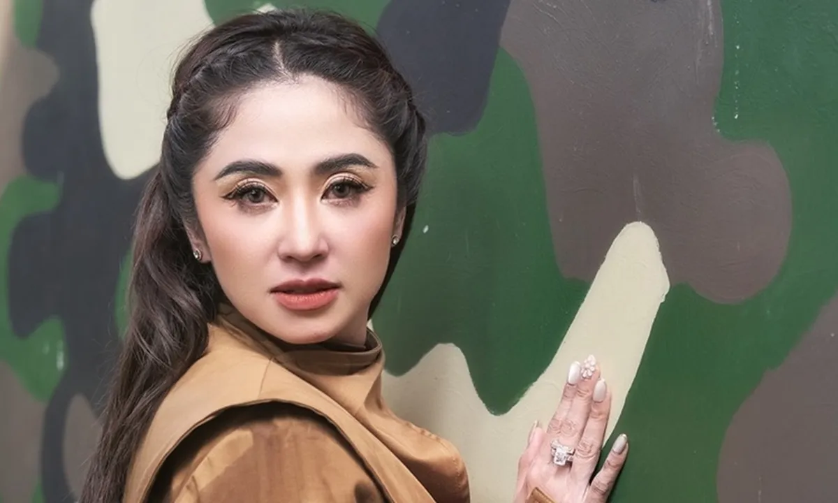 Dewi Perssik Risih dengan Teman-teman Anaknya yang Koleksi Foto Seksi Dirinya