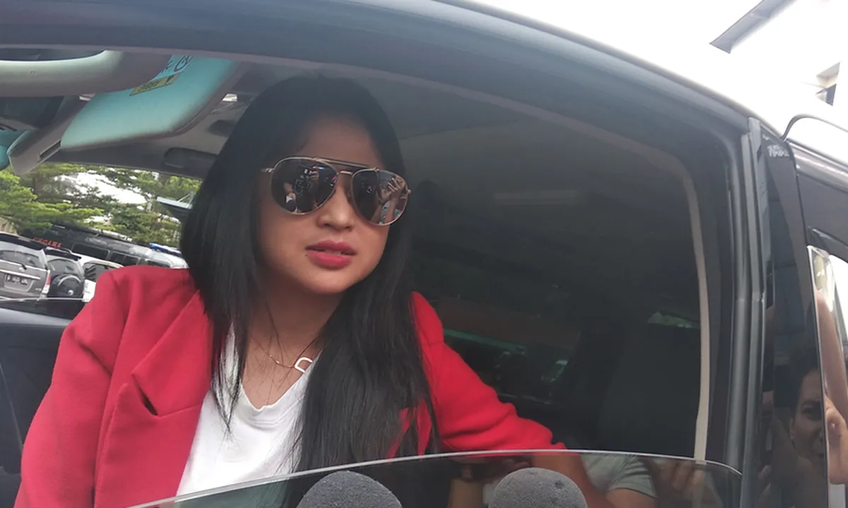 Dewi Perssik Tak Henti Menangis Ketika Mengantar Kepergian Sang Ayah