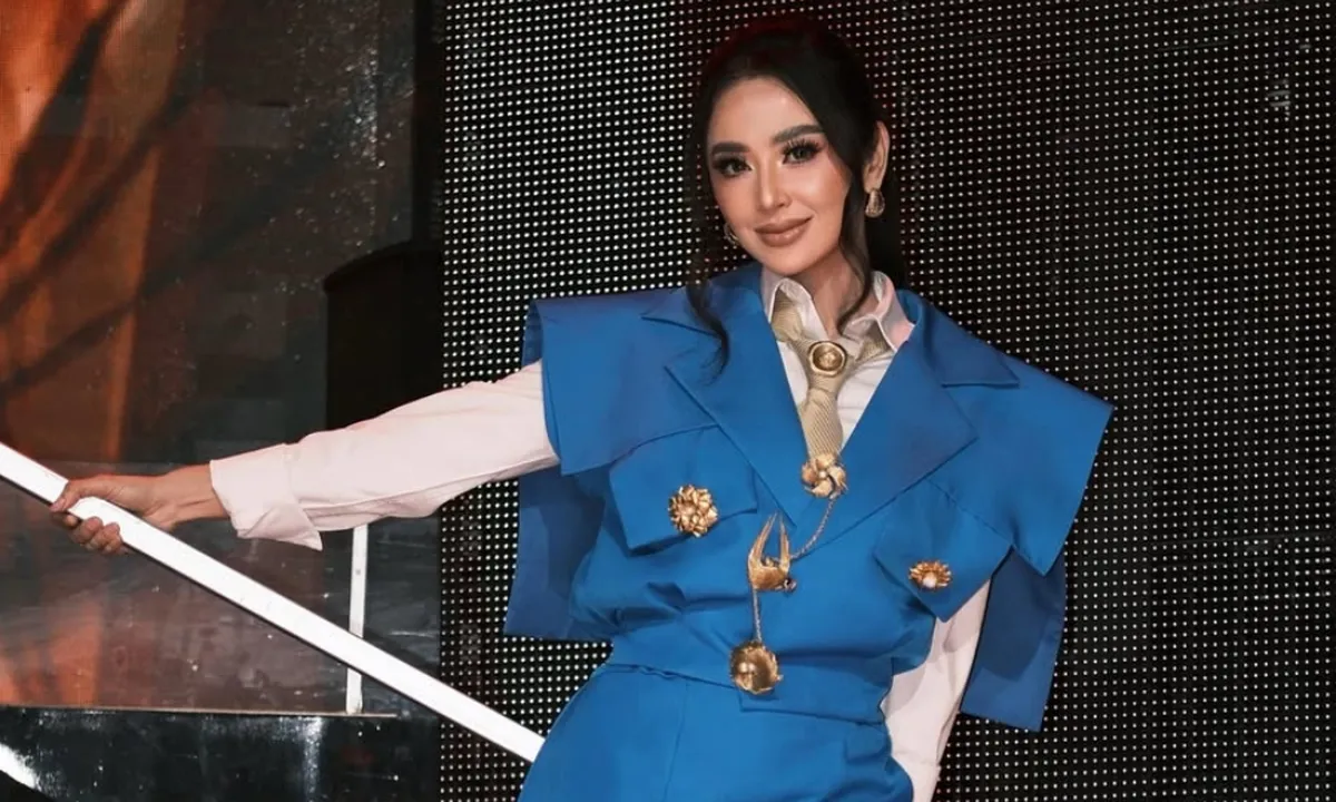 Dewi Perssik Tampil Stylish saat Jadi Juri Dangdut Academy 8