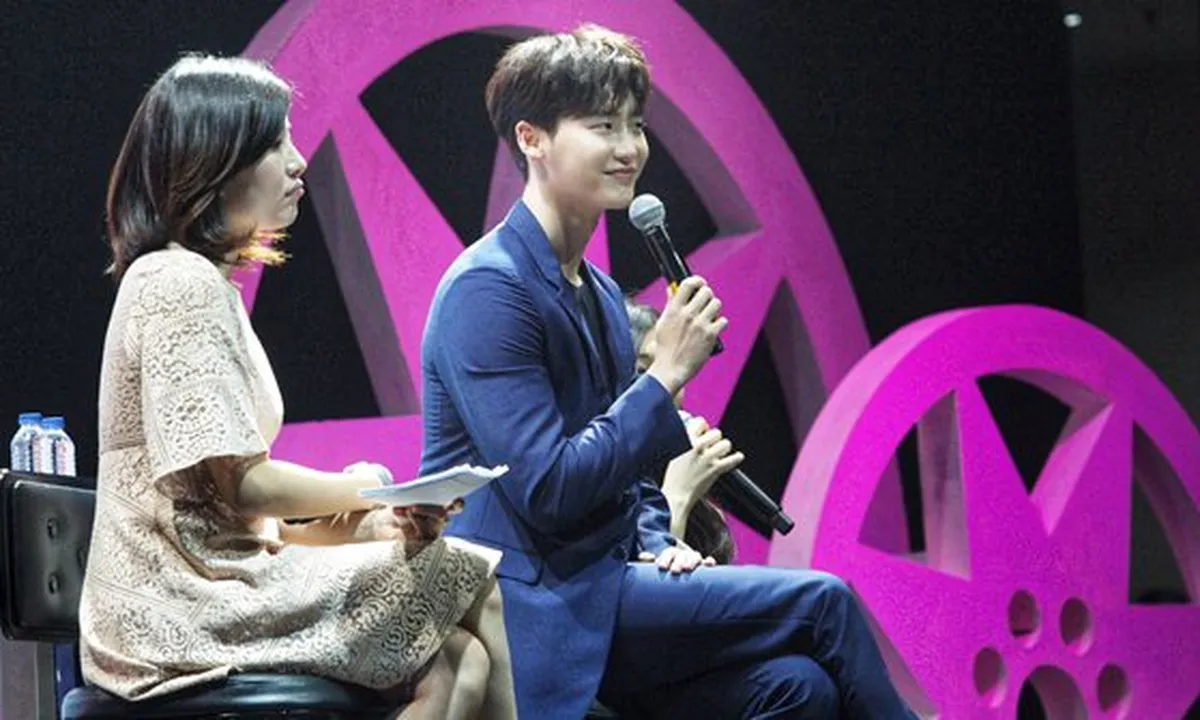 Diduga Menyalahgunakan Visa, Lee Jong Suk Ditahan di Bandara