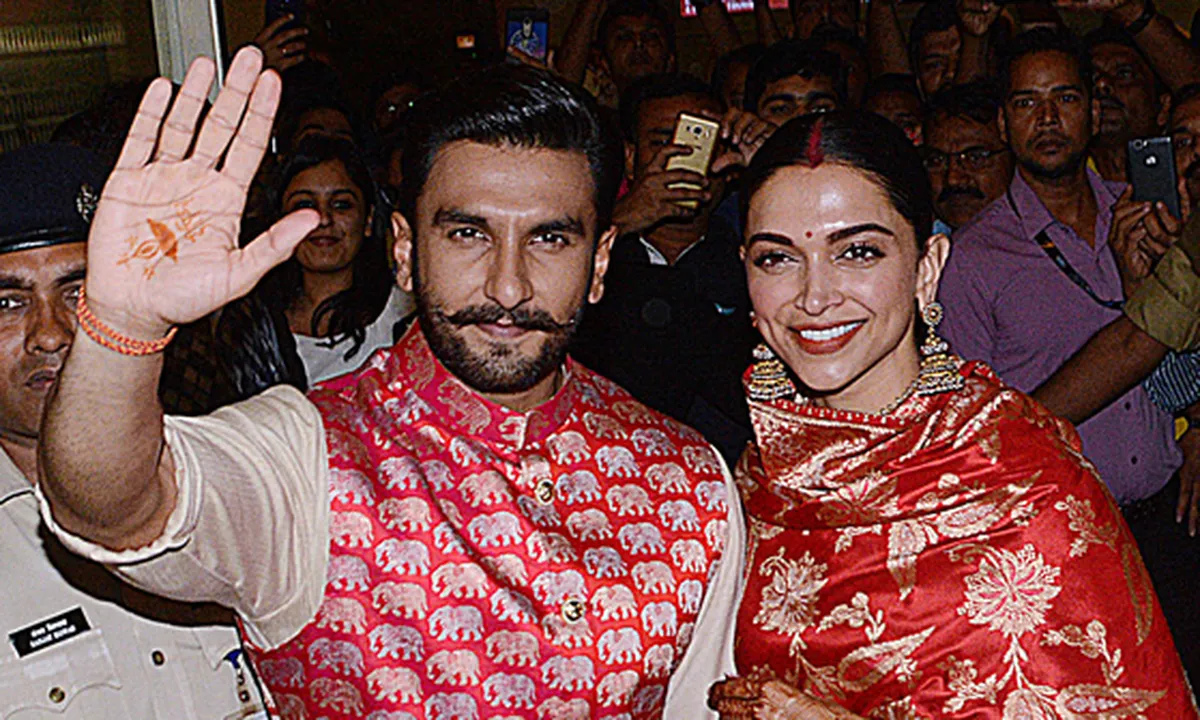 Dikerubungi Massa, Deepika Padukone Diselamatkan Ranveer Singh dengan Romantis