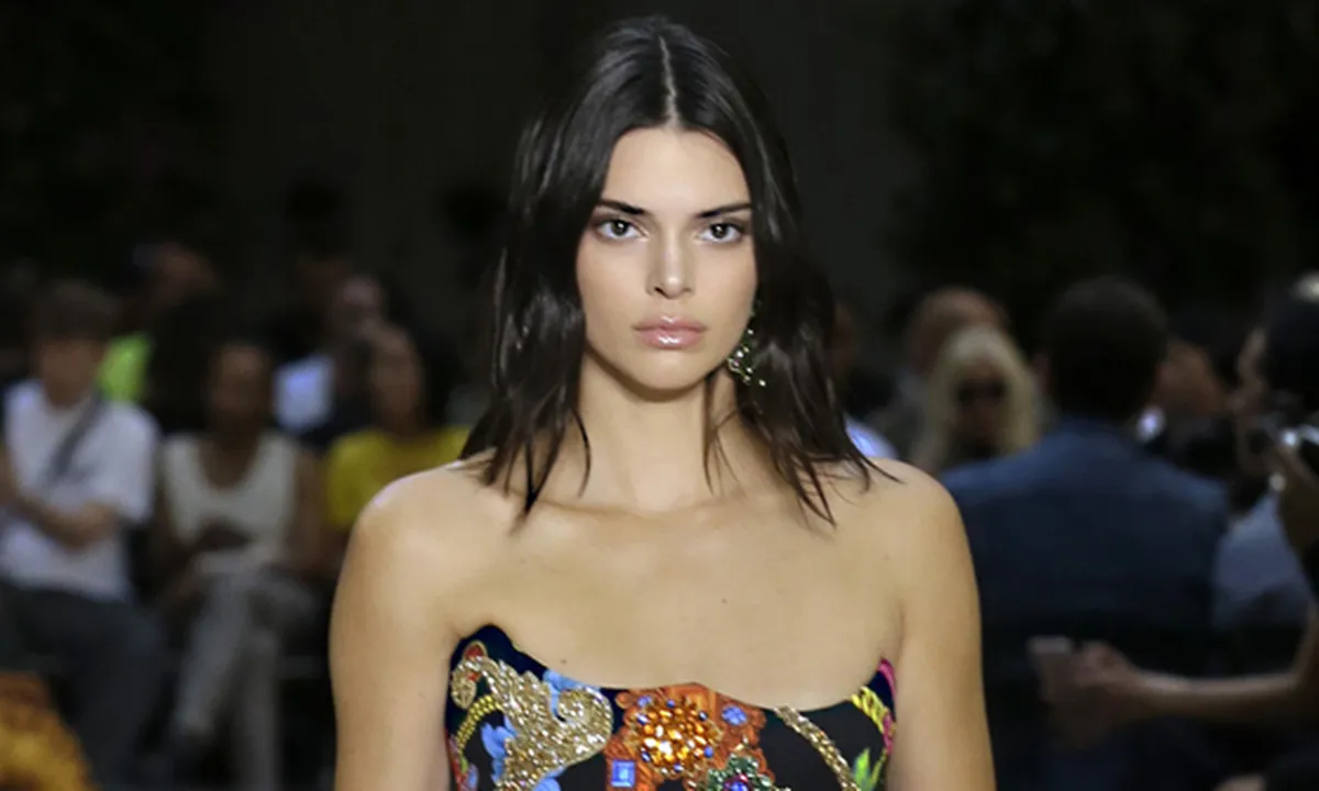 Dinner Romantis, Kendall Jenner & Ben Simmons Tertangkap Mesra