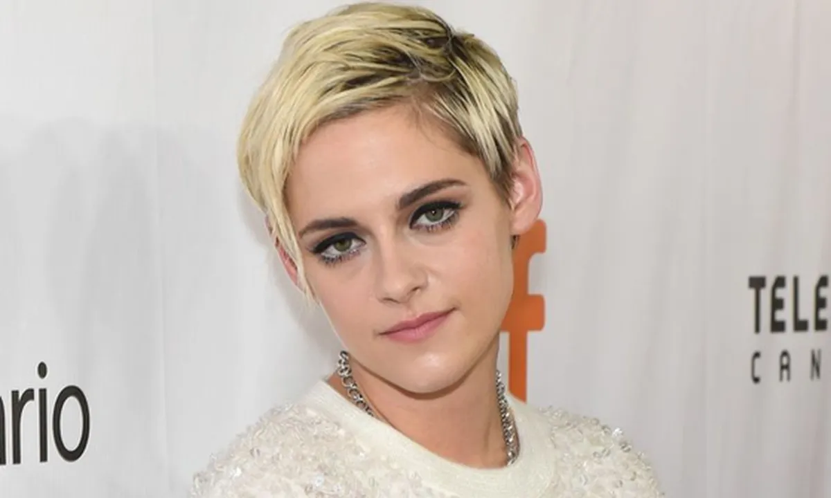 Dinner Romantis, Kristen Stewart Tertangkap Menyuapi Stella Maxwell