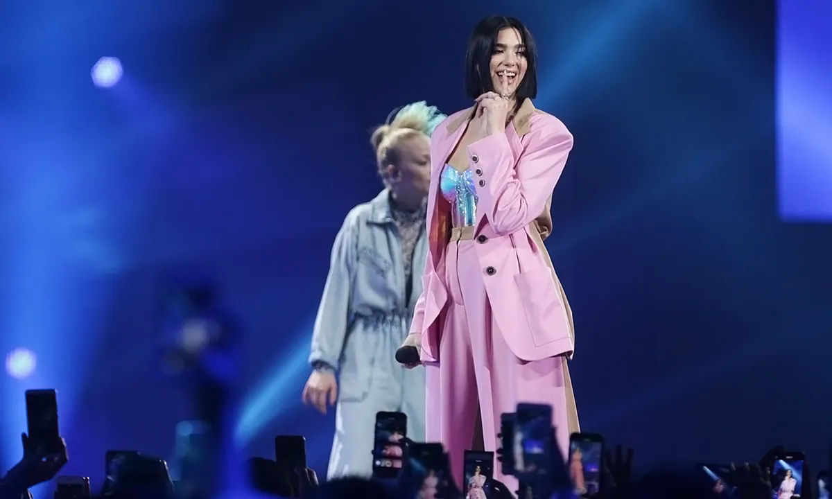 Dua Lipa Tampil Cantik Maksimal di Lazada Super Party
