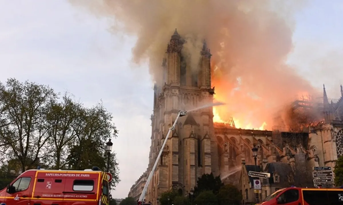 Duka Selimuti Kota Paris, Gereja Bersejarah Katredal Notre Dame Kebakaran