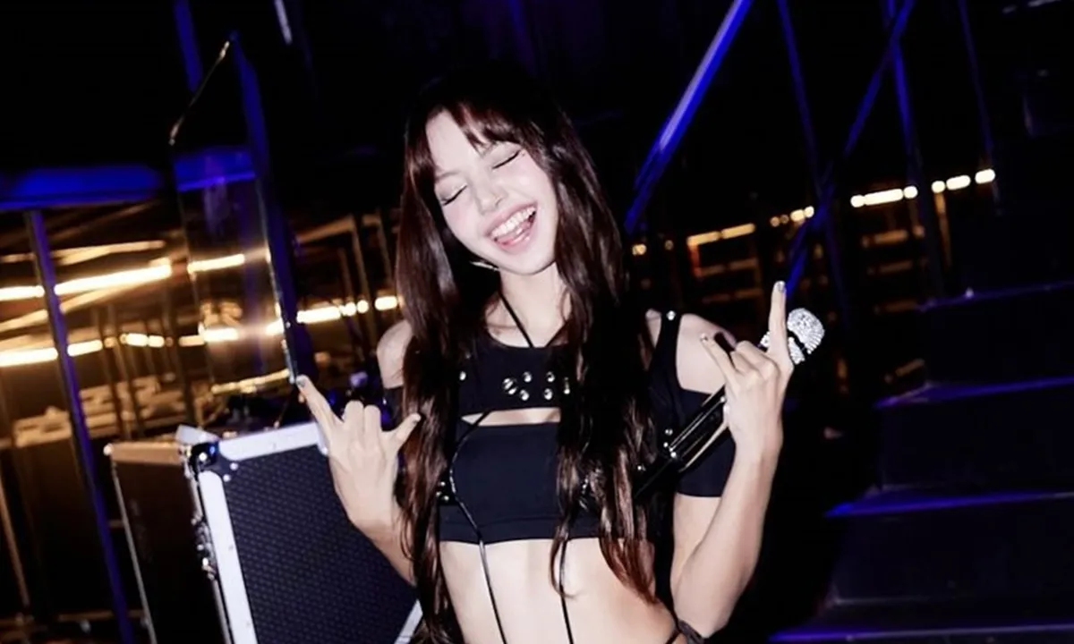 Ekspresi Lisa Kepedesan Saat Makan Rendang, Lucu dan Menggemaskan