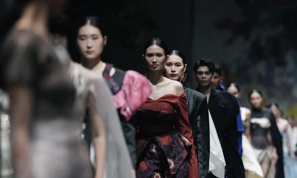 ESMOD Jakarta Neo Designer Showcase Hadirkan Tema Futustik di JF3 2024