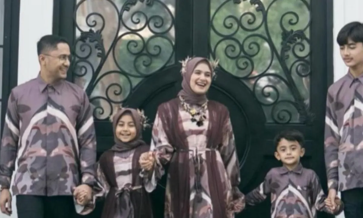 Family Portrait Hengky Kurniawan Pakai Sarimbit Sambut Lebaran 2024, Gantengnya Anak Tertua Jadi Sorotan