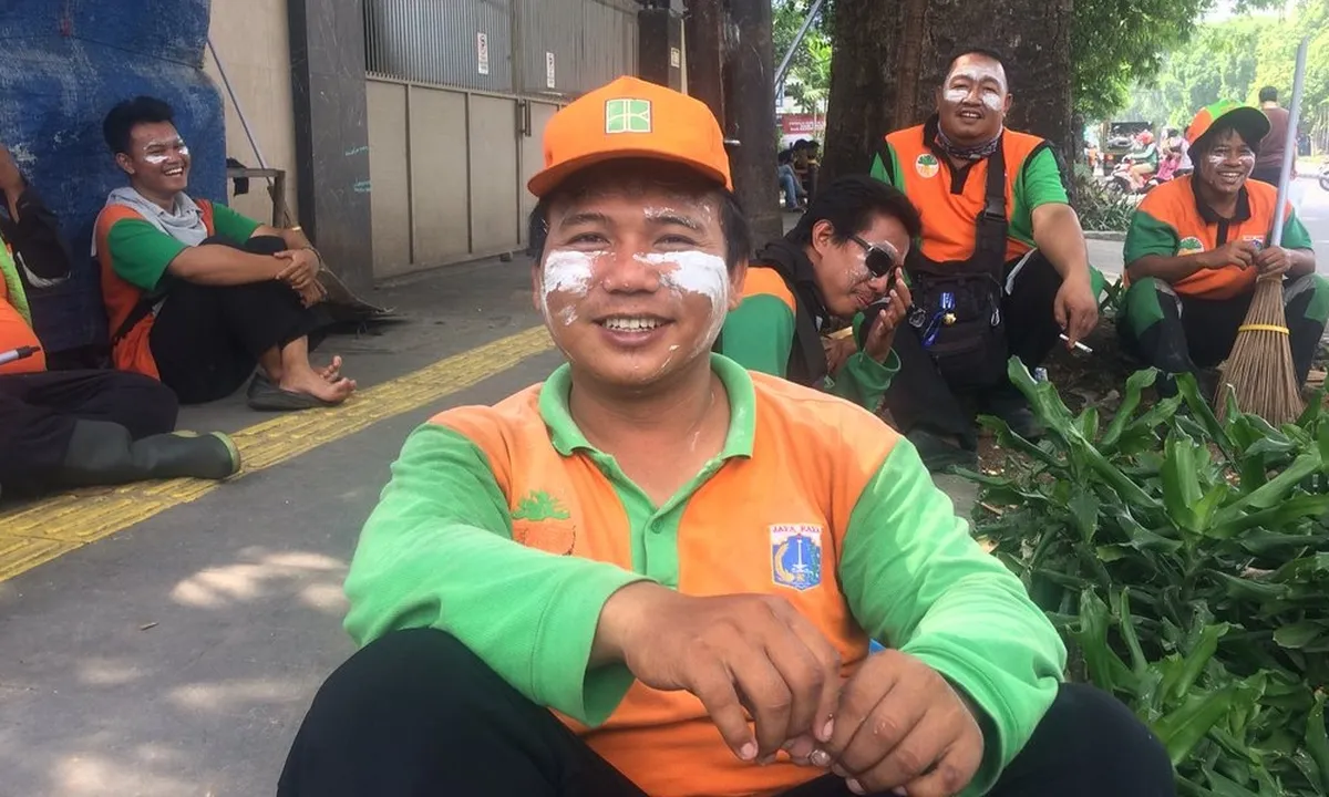 Foto Petugas Kebersihan Ini Buat Netizen Haru