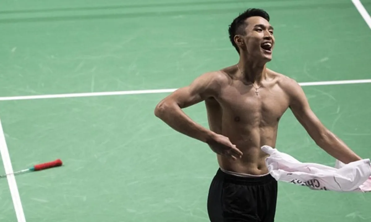FOTO: Raih Medali Emas, Jonatan Christie Langsung Buka Baju Pamer Sixpack!