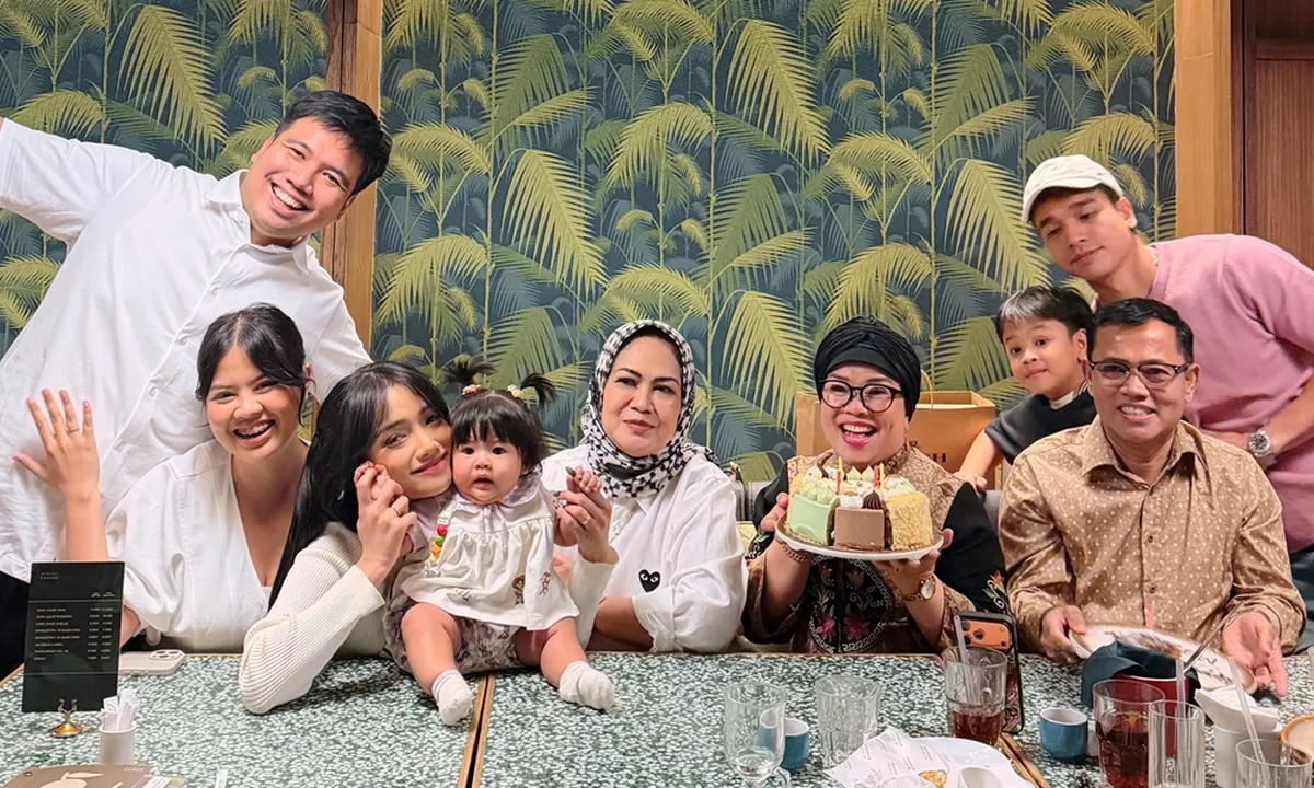 Fuji Rayakan Ulang Tahun Ibunda Dewi Zuhriati ke-57, Ada Pesan untuk Netizen
