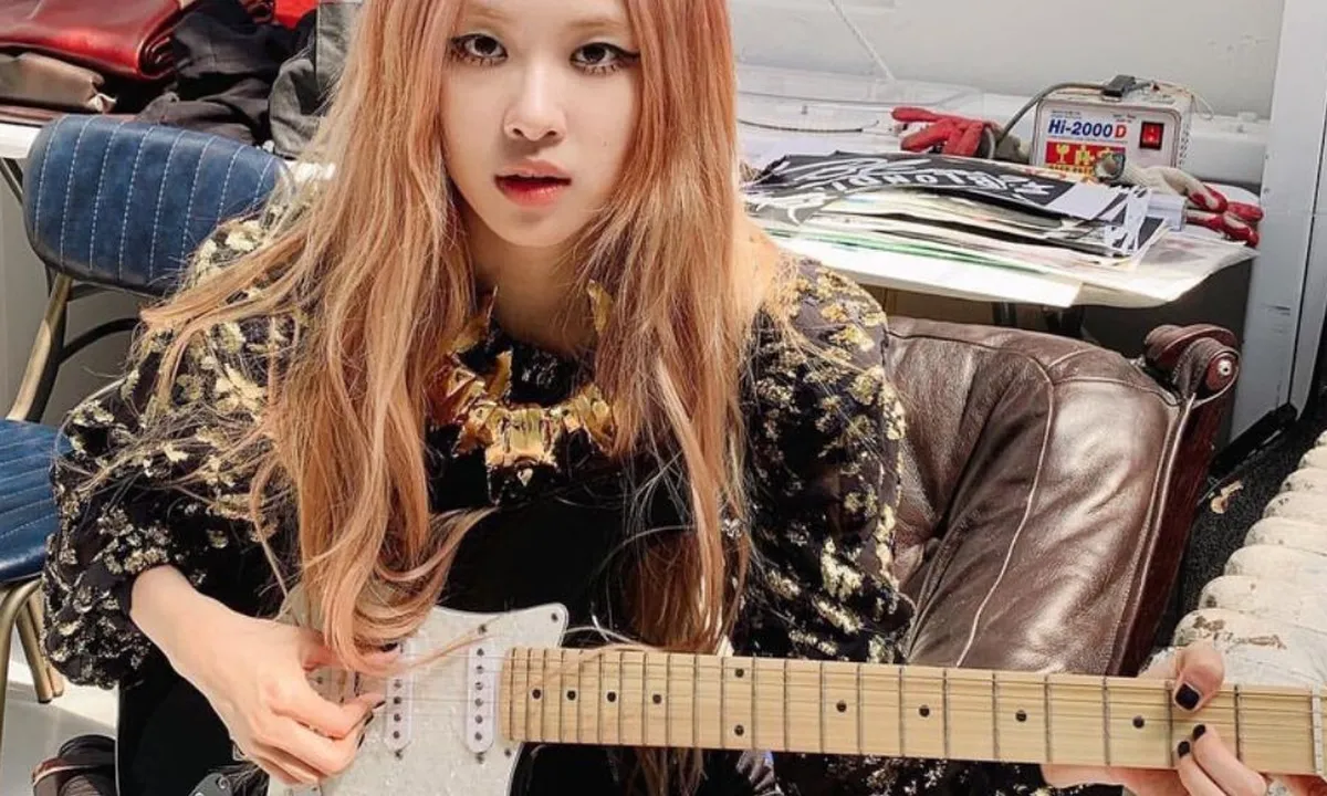 Gak Cuma Jago Nyanyi, Ternyata 8 Idol K-Pop Ini Juga Jago Main Gitar