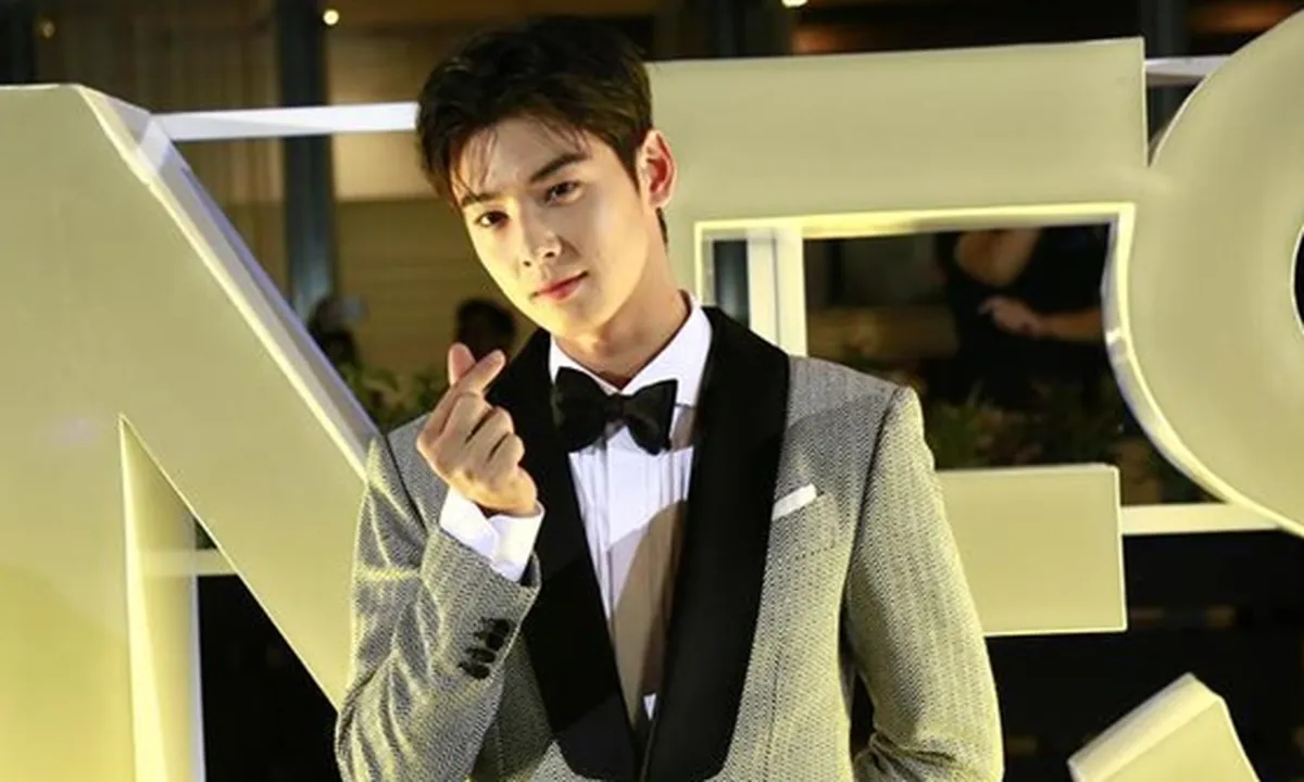 Ganteng & Populer Cha Eun Woo Selalu Menerima Hadiah Cokelat Saat Ujian Sekolah