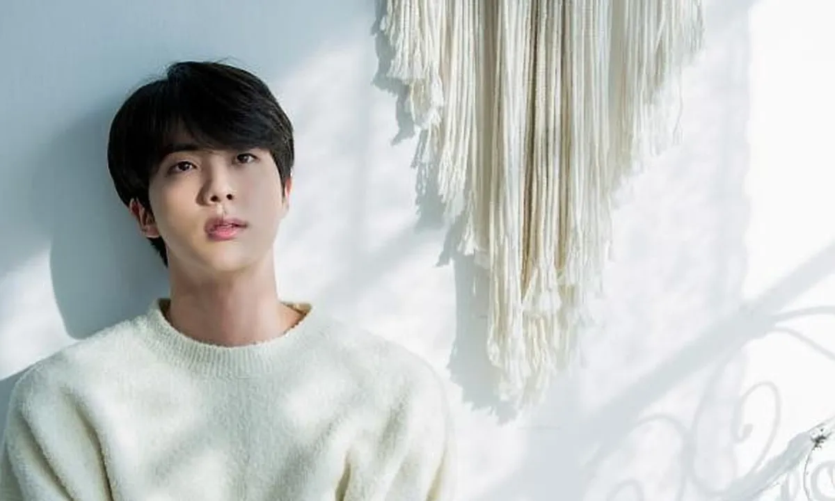 Gara-gara Alergi Ini, Jin BTS Disebut Penggemar Seperti Vampir