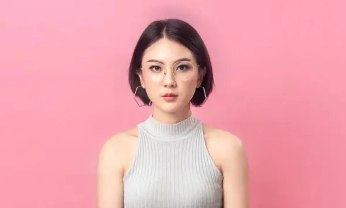 Gaya Rambut Pendek Terbaik untuk Wajah Bulat agar Terlihat Lebih Tirus
