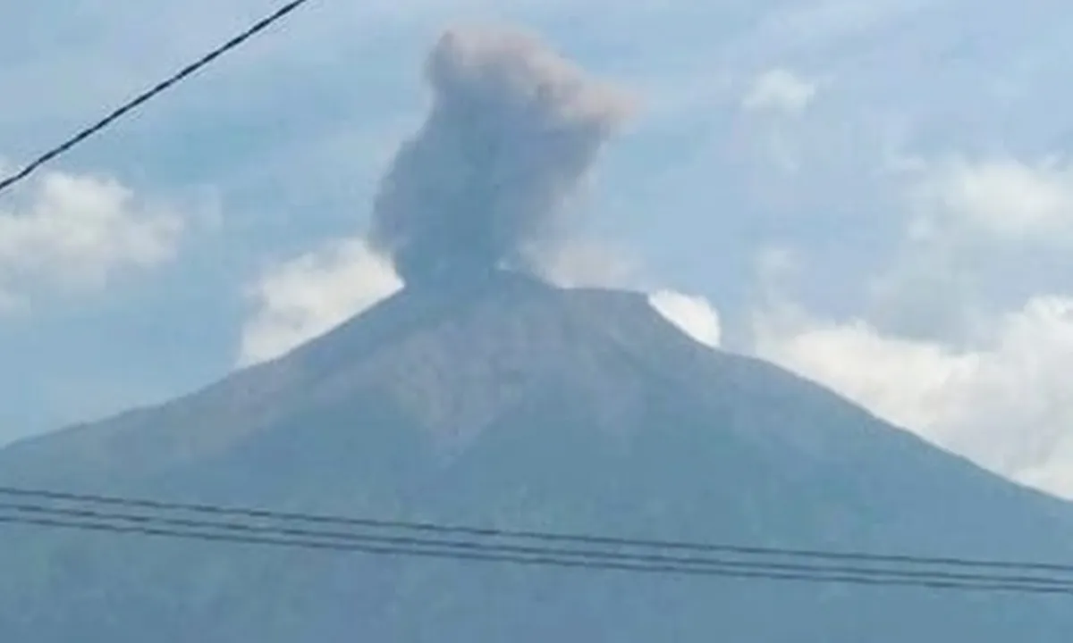 Gunung Kerinci Erupsi, Status Waspada Bikin Pendaki Dilarang Mendekat ke Puncak