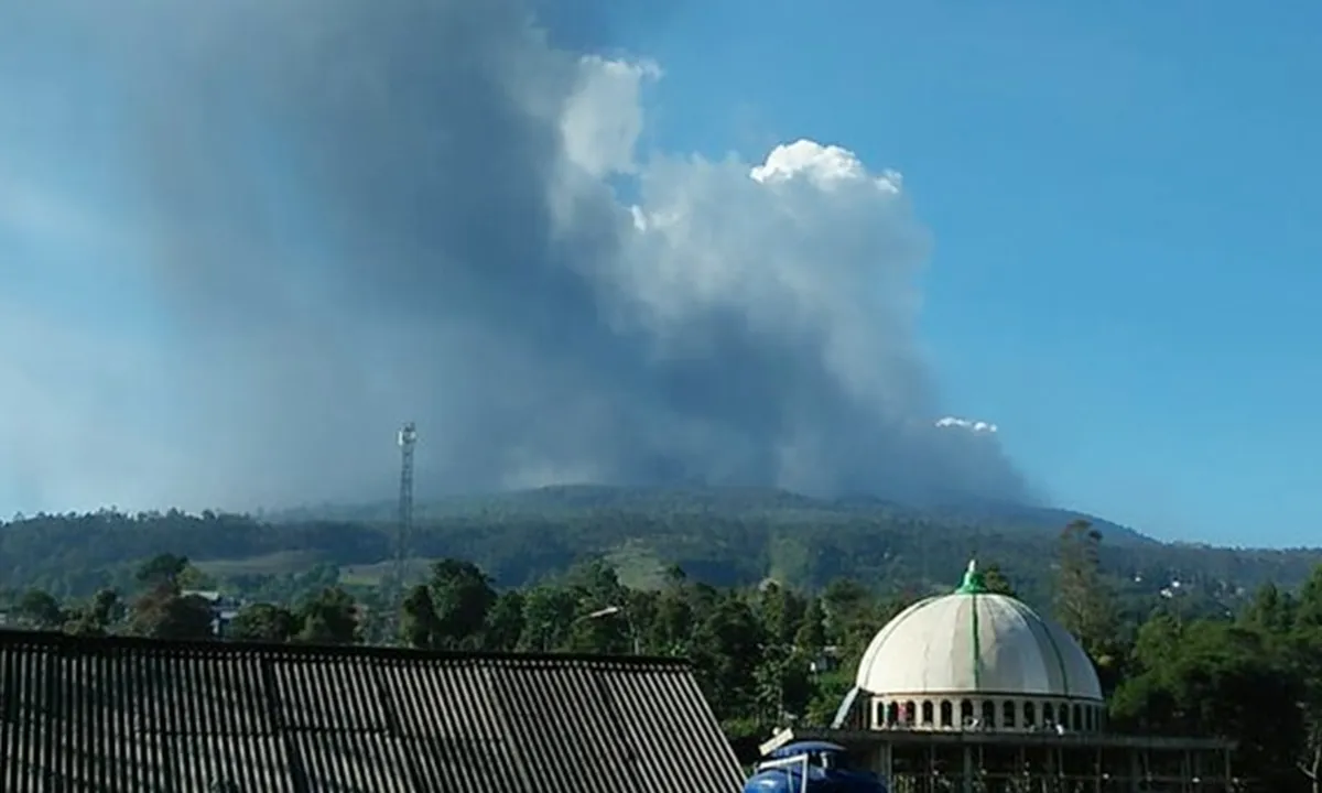 Gunung Tangkuban Perahu Erupsi, Kawasan Wisata Ditutup Total