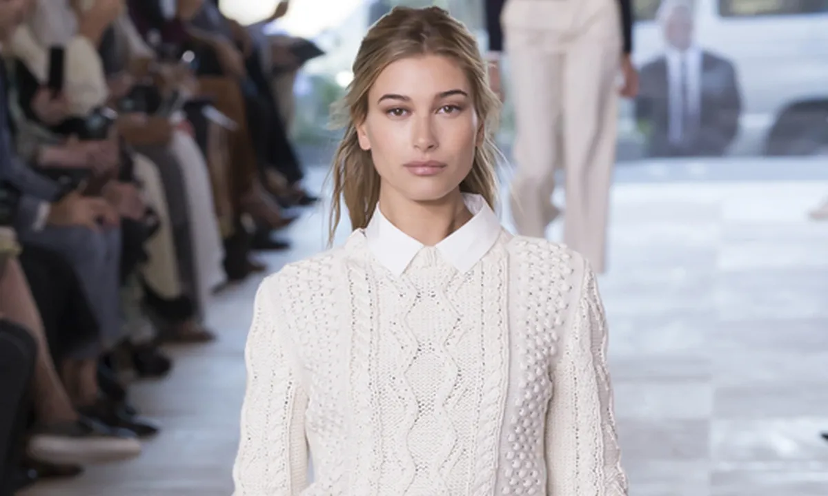 Hailey Baldwin Tiduran Manja di Dada Justin Bieber, Romantis!