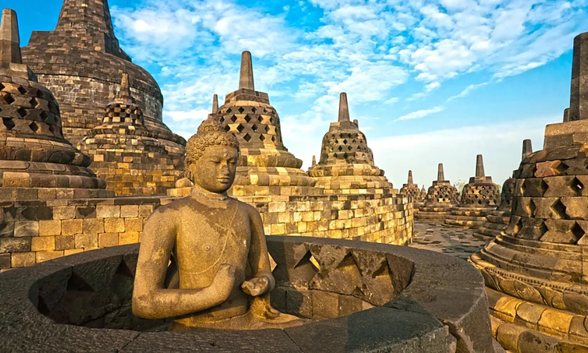 Hal-hal yang Diperbolehkan dan Dilarang Saat Mengunjungi Candi Borobudur