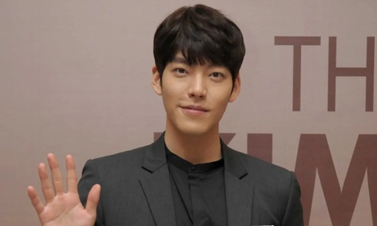 Hangout Bareng Lee Jong Suk, Kim Woo Bin Muncul Dengan Rambut Gondrong